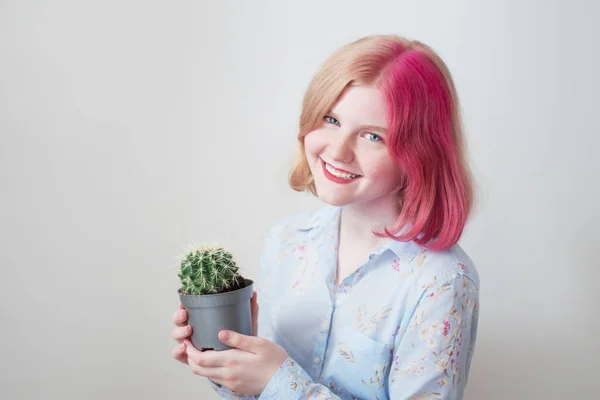 Triest tiener meisje houden cactus in bloempot — Stockfoto