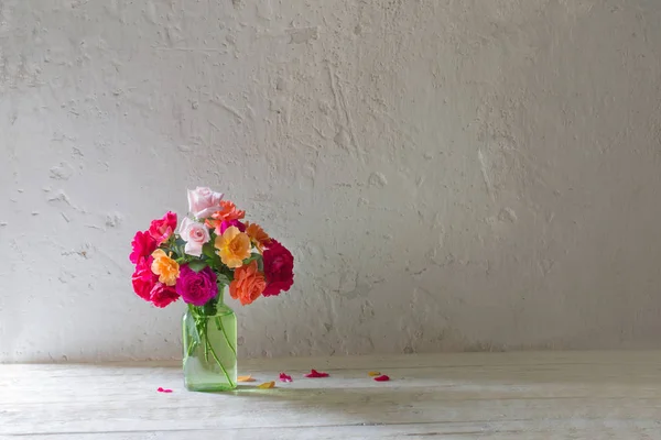 背景の白い壁に花瓶のバラ — ストック写真