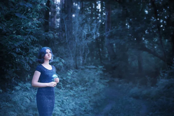 Meisje met blauw haar in Night forest — Stockfoto