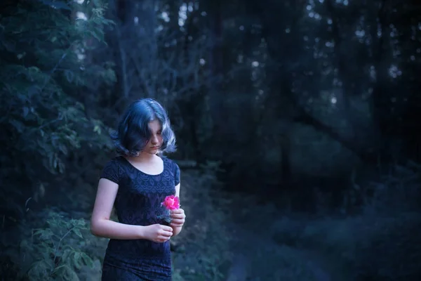 Dziewczyna z niebieskimi włosami w lesie nocnym — Zdjęcie stockowe