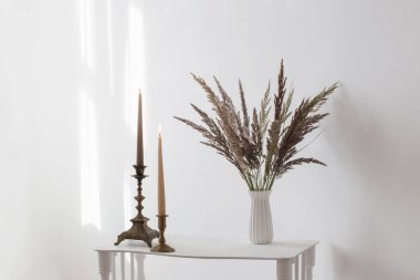 buket vahşi çiçekler ve yanan mumlar beyaz güneş ışığında i