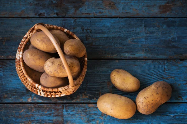Eski mavi ahşap arka plan üzerinde patates — Stok fotoğraf