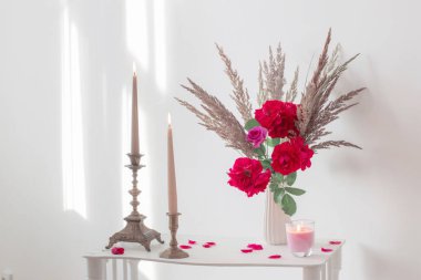 gül ve yanan mumlar buket ile beyaz iç