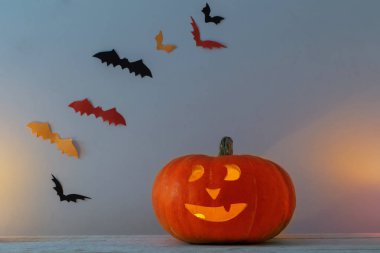 Ahşap masada cadılar bayramı süslemeleri