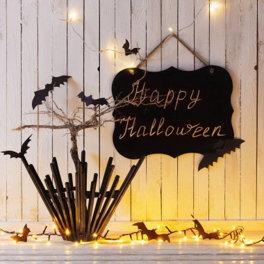 Ev ahşap arka plan üzerinde Halloween süslemeleri