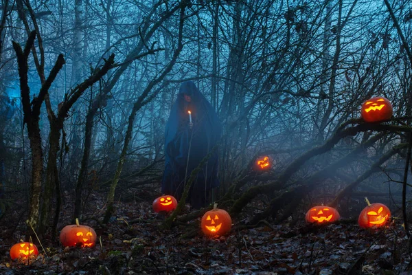 Fantasma com abóboras de Halloween na floresta noturna — Fotografia de Stock