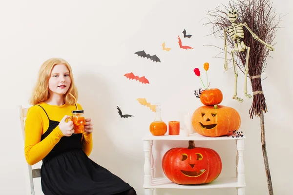 Adolescent fille avec Halloween décorations — Photo