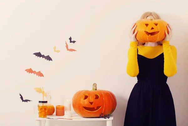 Menina adolescente com decorações de Halloween — Fotografia de Stock
