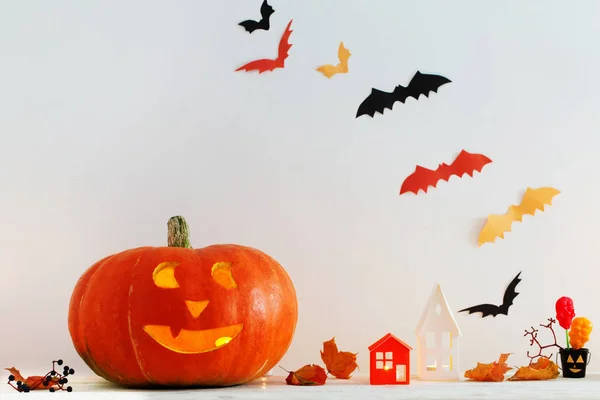 Decorações de Halloween em mesa de madeira — Fotografia de Stock