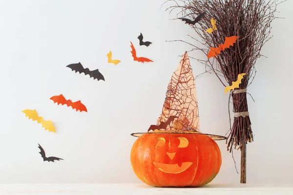 Decorações de Halloween em mesa de madeira — Fotografia de Stock
