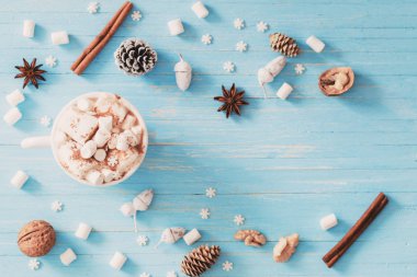 sıcak çikolata hatmi ahşap arka plan üzerinde