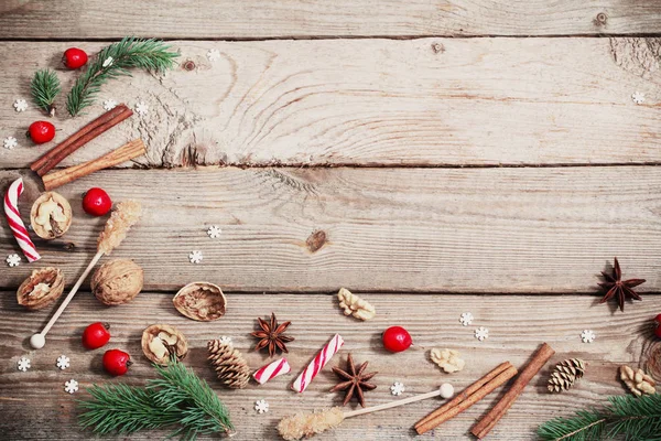 Decorazioni natalizie su sfondo di legno — Foto Stock