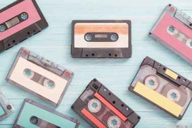 Ahşap arka planda eski Plastik kaset. Retro müzik konsepti