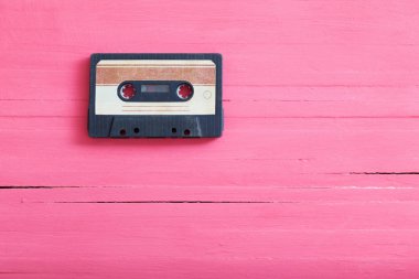 Ahşap arka planda eski Plastik kaset. Retro müzik konsepti