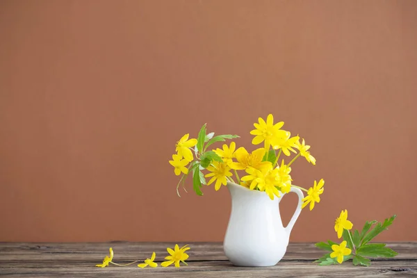 Natureza morta com flores de primavera amarelas em jarro — Fotografia de Stock