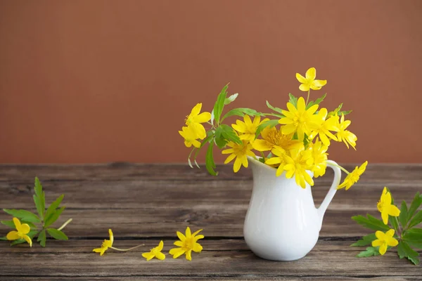 Natura morta con fiori gialli primaverili in brocca — Foto Stock