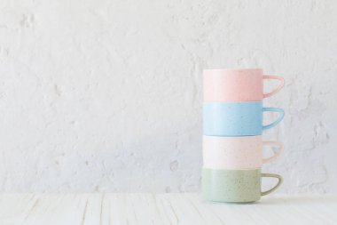 arka plan beyaz duvar üzerinde modern seramik bardak