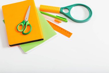 Beyaz arka planda okul malzemeleri