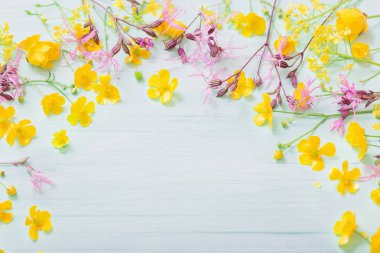 yeşil ahşap arka planda yaz çiçekler 