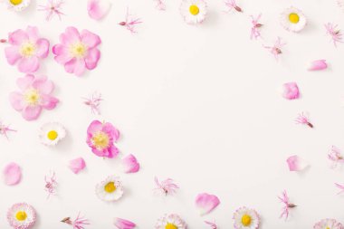 beyaz zemin üzerine yaz çiçek