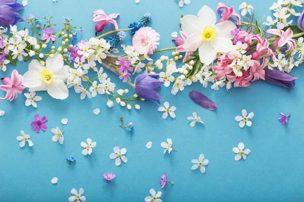 Fiori di primavera su sfondo di carta — Foto Stock