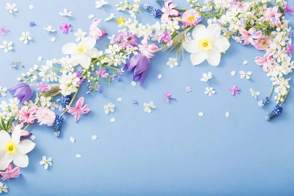 Flores de primavera sobre fondo de papel — Foto de Stock