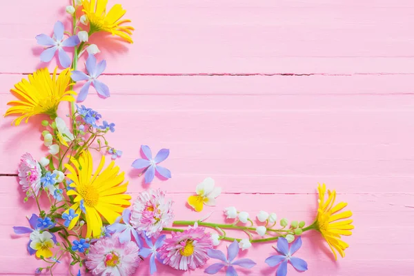 Keret gyönyörű virágok rózsaszín fából készült háttér — Stock Fotó