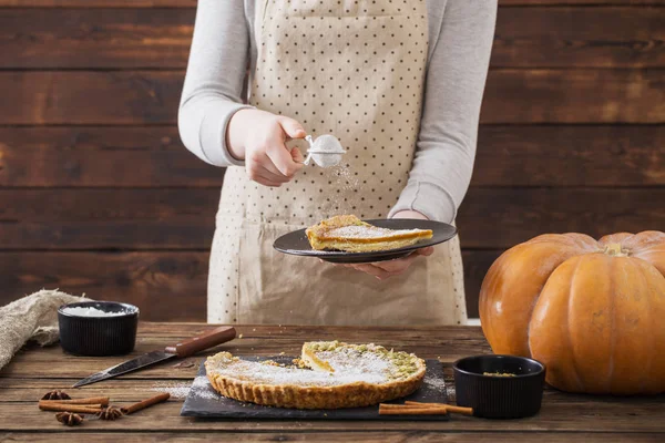 Mujer cocina pastel de calabaza —  Fotos de Stock