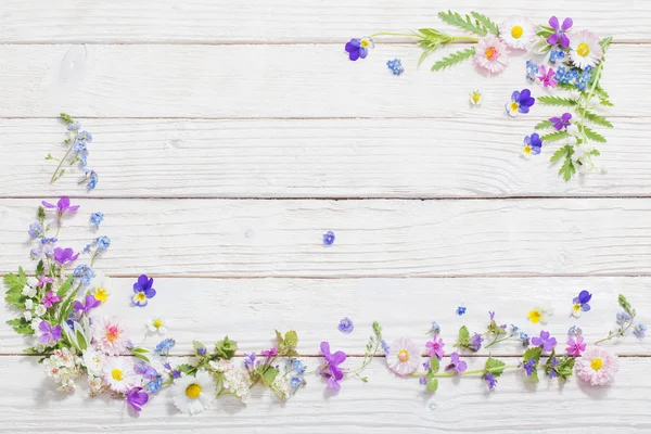 木製の背景に美しい花 — ストック写真