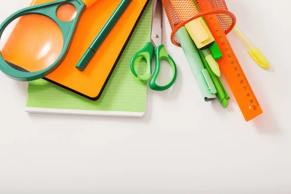 Material escolar sobre fondo blanco — Foto de Stock