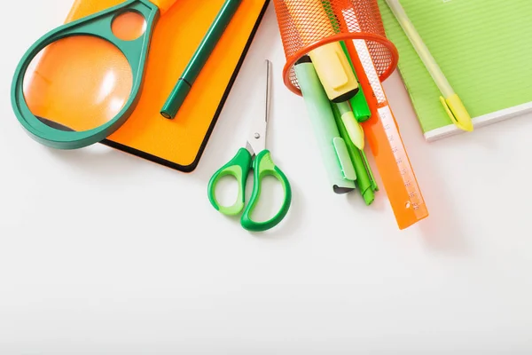 Material escolar sobre fondo blanco — Foto de Stock