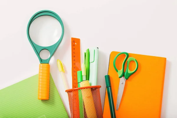 Material escolar sobre fondo blanco — Foto de Stock