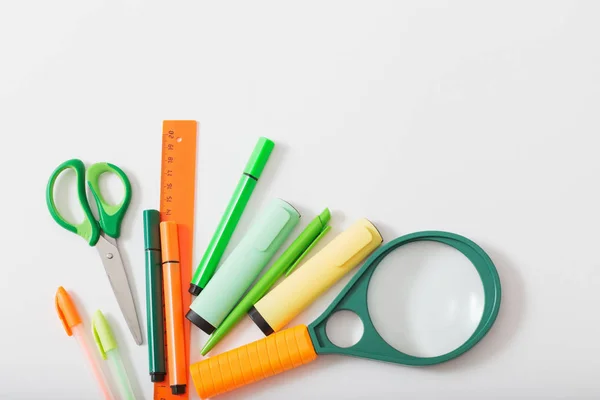 Material escolar sobre fondo blanco — Foto de Stock