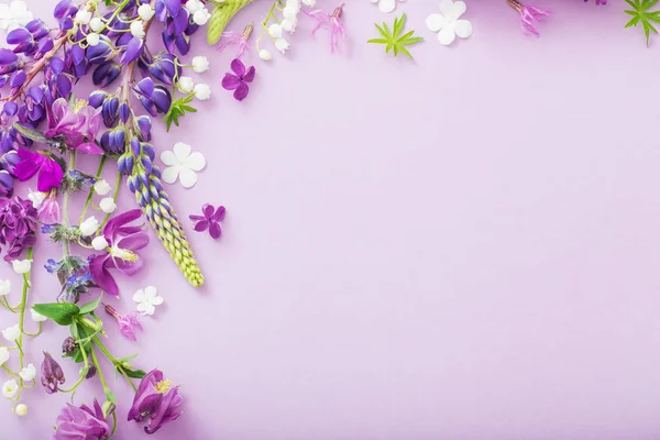 Púrpura, azul, flores rosadas sobre fondo de papel — Foto de Stock