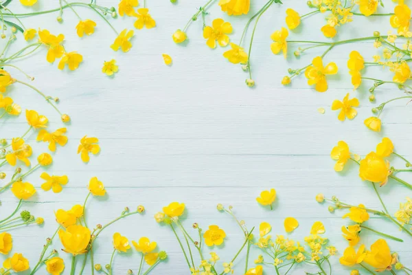 Літні квіти на зеленому дерев'яному фоні — стокове фото