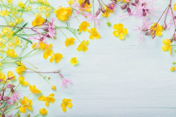 緑の木製の背景に夏の花 — ストック写真