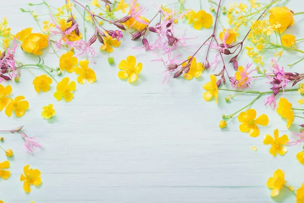 Nyári virágok a zöld fa háttér — Stock Fotó