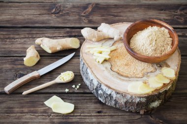 eski ahşap arka plan üzerinde zencefil