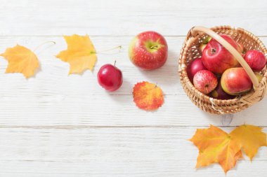 ahşap beyaz zemin üzerine elma