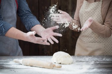  hamur koyu ahşap arka plan üzerinde yemek eller