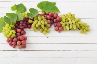 Ahşap zemin üzerinde üzüm