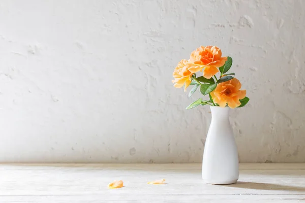 Rosen in der Vase auf Hintergrund weiße Wand — Stockfoto