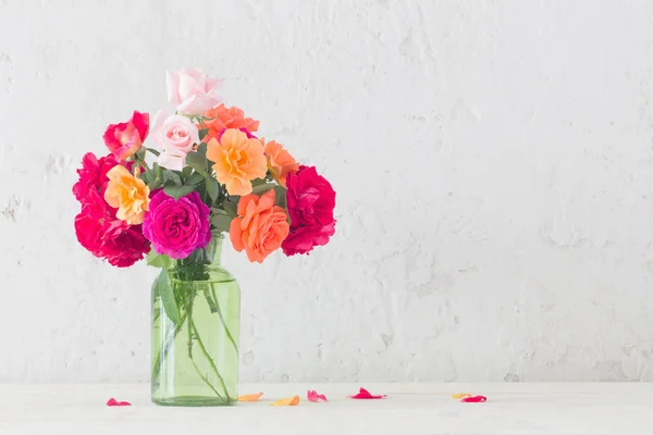 Rosas em vaso no fundo parede branca — Fotografia de Stock