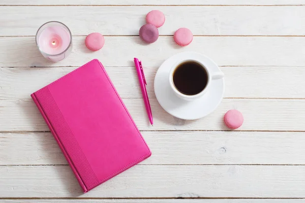 Portátil con taza de café sobre mesa de madera blanca — Foto de Stock