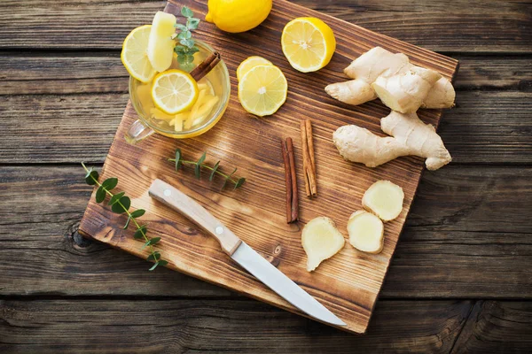 Ingwer und Zitronentee auf Holzgrund — Stockfoto