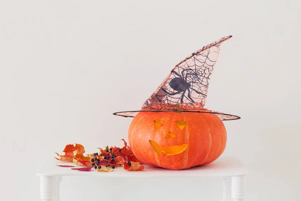 Decorazioni di Halloween su scaffale di legno — Foto Stock