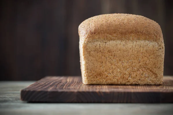 Brood op donkere houten achtergrond — Stockfoto