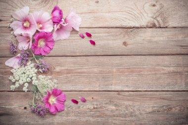 eski ahşap arka planda yaz çiçekleri
