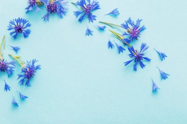 Mavi kağıtta mavi çiçekler