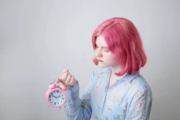 Λυπημένος έφηβος κορίτσι με ροζ μαλλιά κρατώντας Ξυπνητήρι — Φωτογραφία Αρχείου